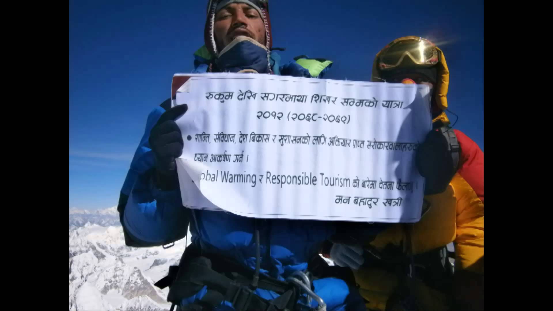 Bhim Bahadur Khatri, 35 tuổi, một hướng dẫn viên du lịch người bản địa Himalaya sống sót sau trận lở tuyết kinh hoàng trên dãy núi Everest do ảnh hưởng của trận động đất mạnh 7,9 độ richter ở Nepal ngày 25/4. Khatri đã phải dùng tay đào hàng chục cm tuyết để thoát khỏi bức tường tuyết khổng lồ 