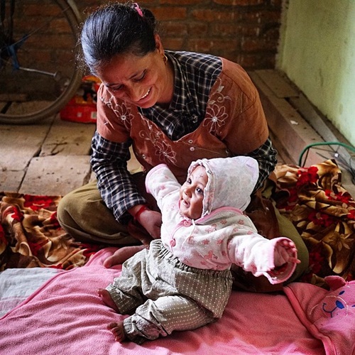 Sự sống kỳ diệu của Sonies truyền động lực cho hàng triệu người dân Nepal, khiến họ tiếp tục nuôi hy vọng sau khi trải qua quá nhiều mất mát của trận động đất kinh hoàng. (Ảnh: AP)