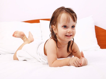 Làm ẩm ga trải giường: Ngâm ga trải giường với nước đá là một trong những cách giúp hạ nhiệt trong những đêm mùa hè nóng bức. Nó không chỉ giúp bạn xua tan cái nóng mà dễ dàng đi vào giấc ngủ hơn.