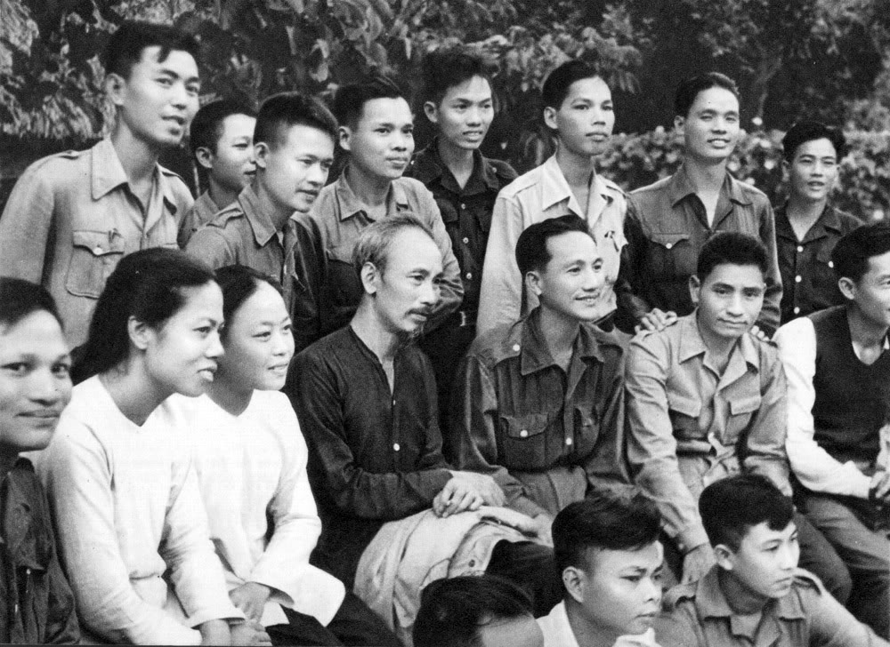 Ngắm nhìn lại những hình ảnh lịch sử xúc động về Chủ tịch Hồ Chí Minh - Ảnh 8