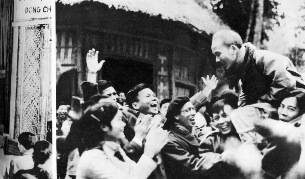 Người với các đại biểu Đại hội thống nhất Việt Minh – Liên Việt, năm 1951.