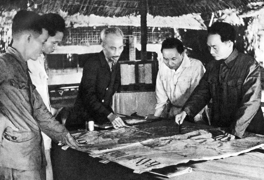 Tại căn cứ Việt Bắc, Người và các đồng chí lãnh đạo Đảng đã quyết định mở chiến dịch Điện Biên Phủ vào cuối năm 1953.
