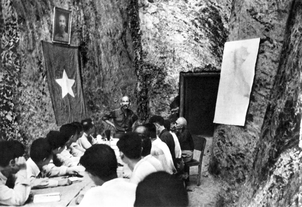 Ngắm nhìn lại những hình ảnh lịch sử xúc động về Chủ tịch Hồ Chí Minh - Ảnh 12