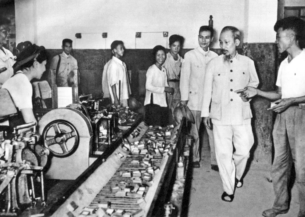 Người thăm nhà máy diêm Thống Nhất những năm đầu khôi phục kinh tế (1956)