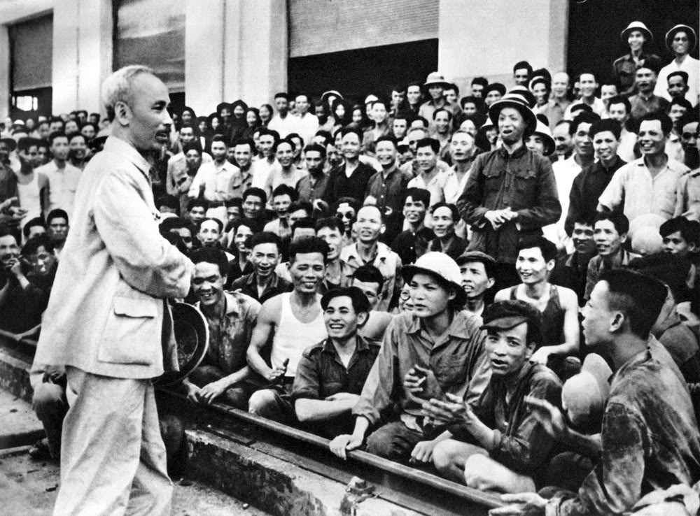 Ngắm nhìn lại những hình ảnh lịch sử xúc động về Chủ tịch Hồ Chí Minh - Ảnh 14