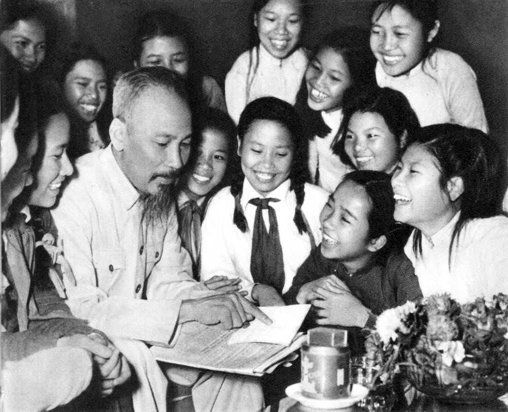 Đại biểu học sinh trường trung học Trưng Vương (Hà Nội) đến chúc thọ Hồ Chủ Tịch (5/1956).