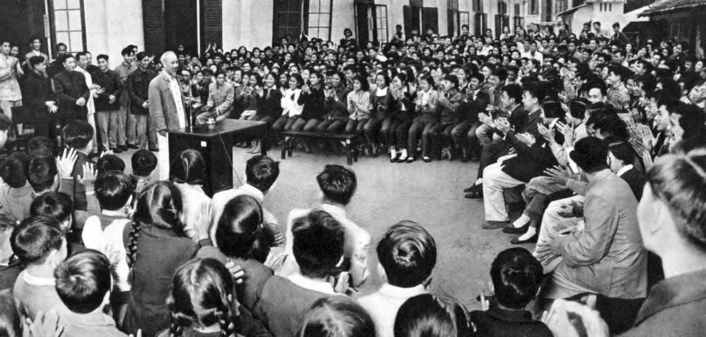 Ngắm nhìn lại những hình ảnh lịch sử xúc động về Chủ tịch Hồ Chí Minh - Ảnh 16