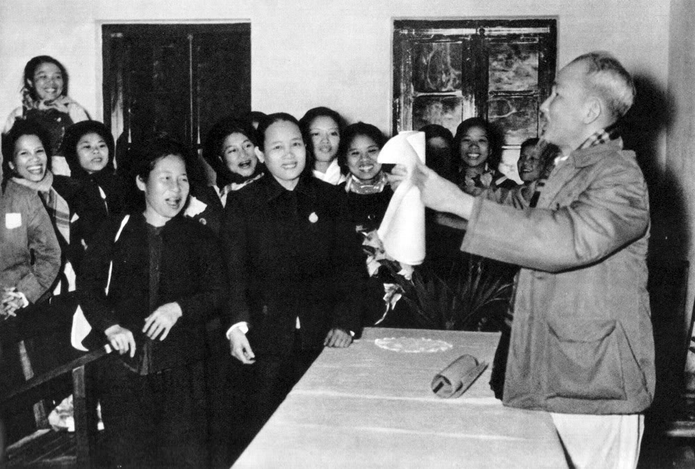 Ngắm nhìn lại những hình ảnh lịch sử xúc động về Chủ tịch Hồ Chí Minh - Ảnh 18