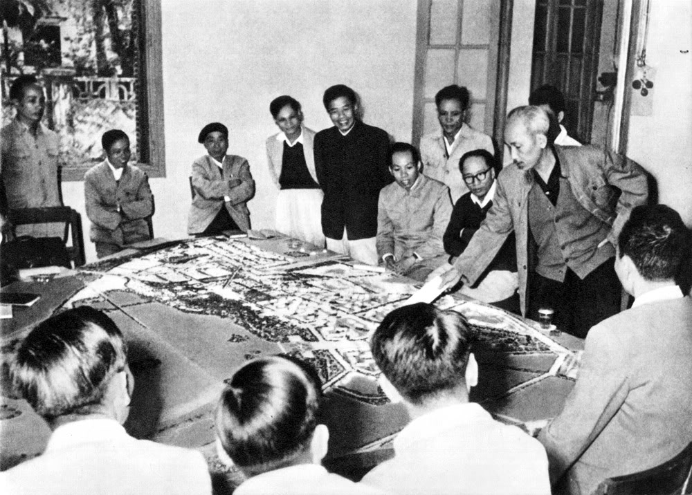 Xem hình mẫu xây dựng thủ đô Hà Nội, Người dặn dò về vấn đề nhà ở của nhân dân lao động (1959).