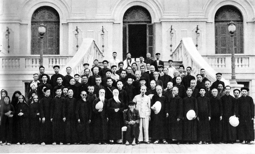 Ngắm nhìn lại những hình ảnh lịch sử xúc động về Chủ tịch Hồ Chí Minh - Ảnh 21