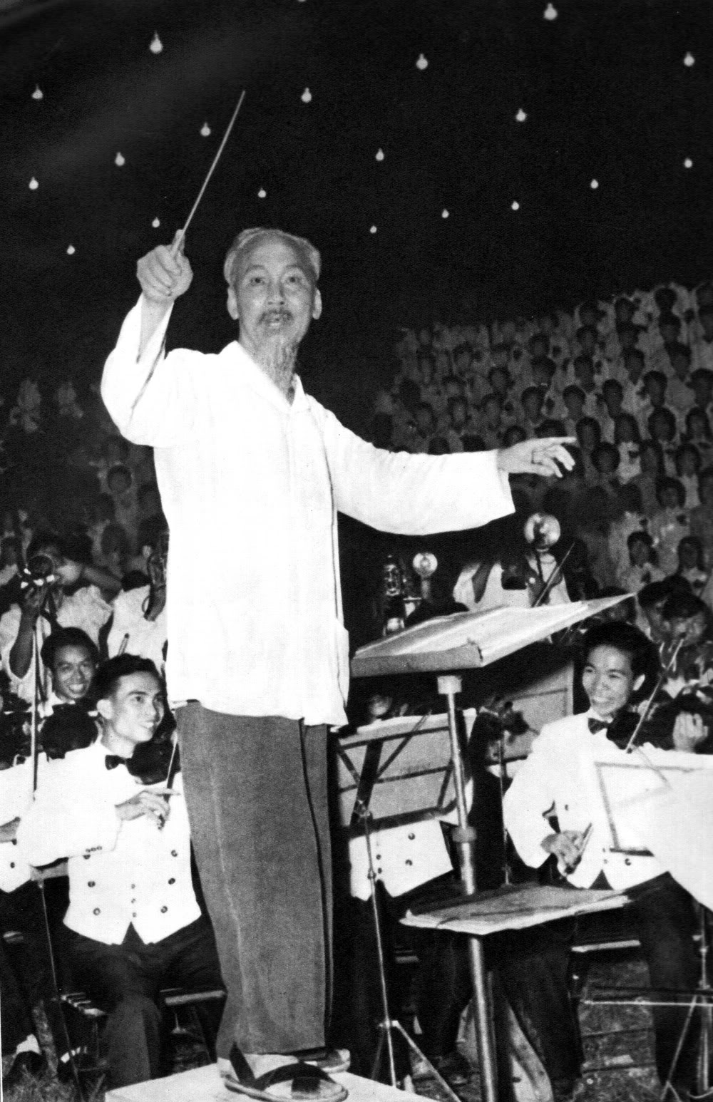 Ngắm nhìn lại những hình ảnh lịch sử xúc động về Chủ tịch Hồ Chí Minh - Ảnh 24