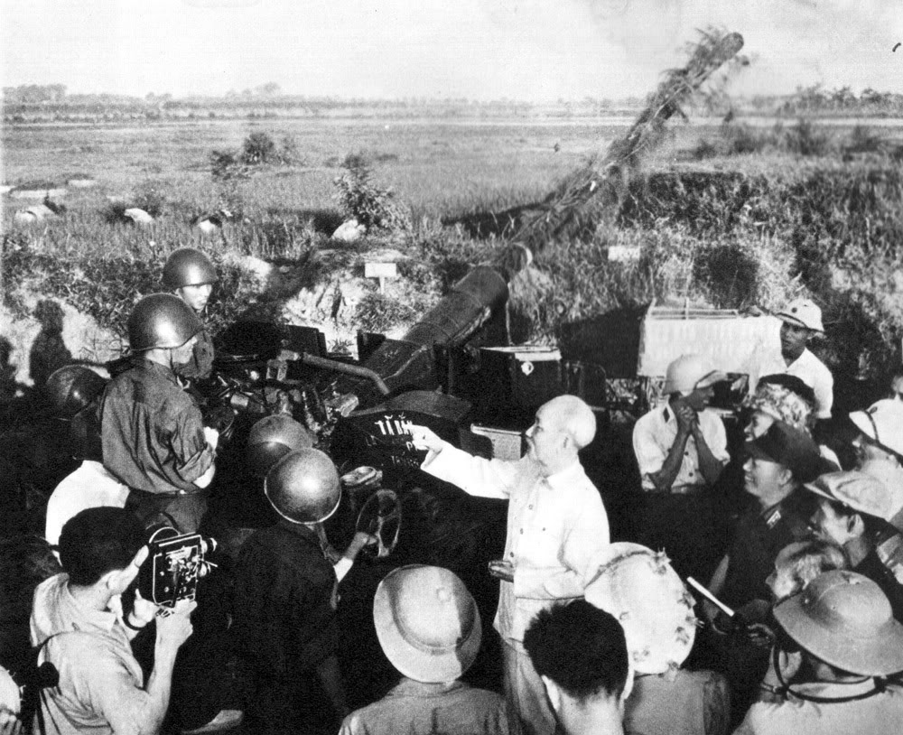 Người đến thăm các chiến sĩ của lực lượng phòng không bảo vệ Hà Nội (1966).