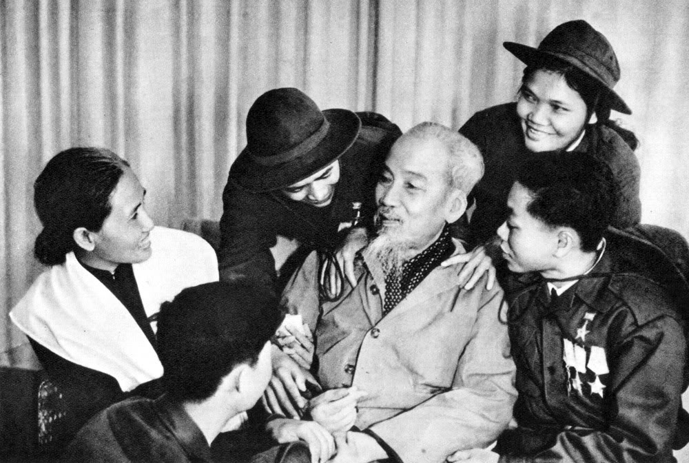 Ngắm nhìn lại những hình ảnh lịch sử xúc động về Chủ tịch Hồ Chí Minh - Ảnh 27
