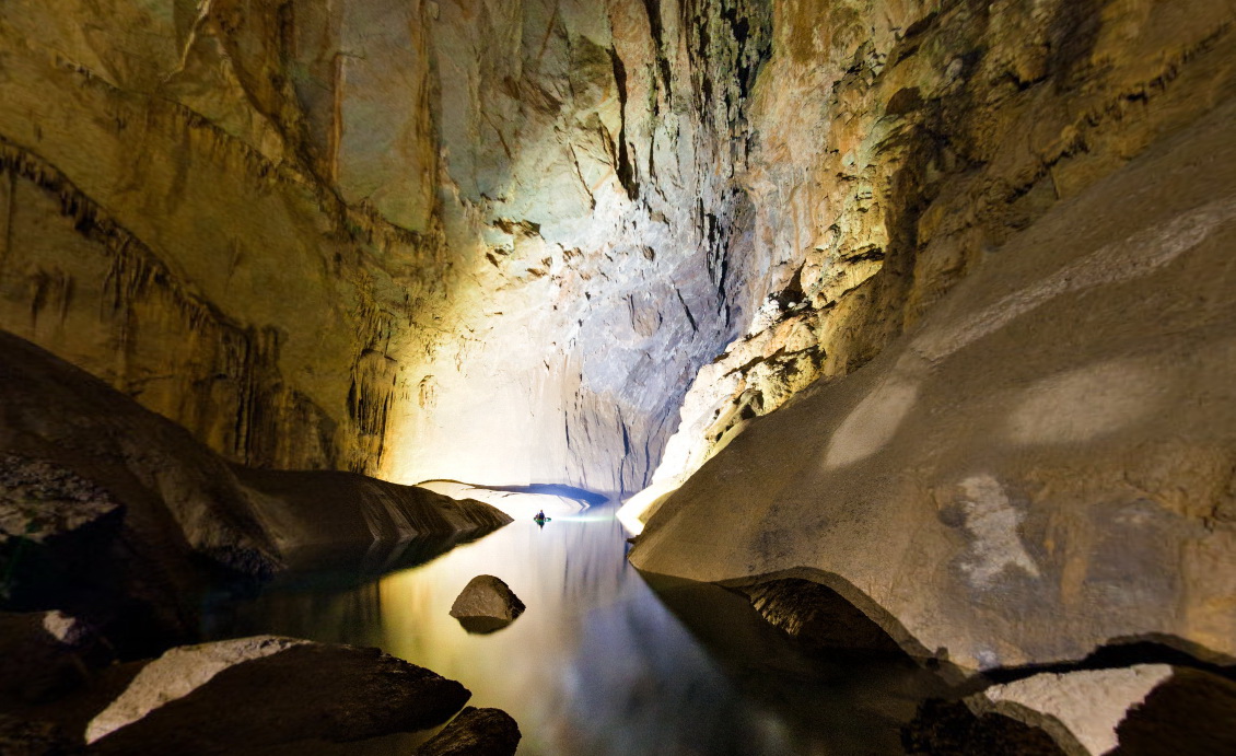 Ở cuối hang Sơn Đoòng là một hồ nhỏ. Các nhà thám hiểm vẫn thắc mắc về nguồn gốc của dòng nước chảy qua khu vực được gọi là Passchendaele. Phải chăng nó bắt nguồn từ một hang động khác còn lớn hơn?