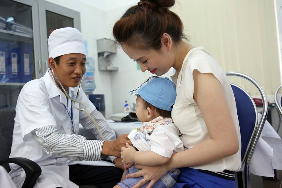 Trong quá trình bác sỹ khám, đo, bắt mạch, em bé ngồi ngoan, không có biểu lộ sợ hay khóc nhè như nhiều trẻ khác.