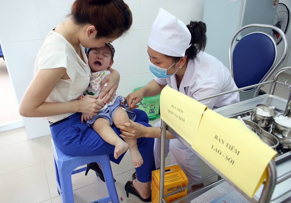 MC Đan Lê đưa con trai đi tiêm vaccine miễn phí - Ảnh 7