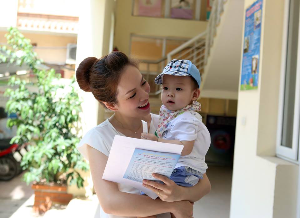 MC Đan Lê đưa con trai đi tiêm vaccine miễn phí - Ảnh 8