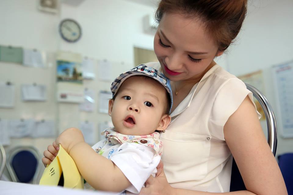 MC Đan Lê đưa con trai đi tiêm vaccine miễn phí - Ảnh 3