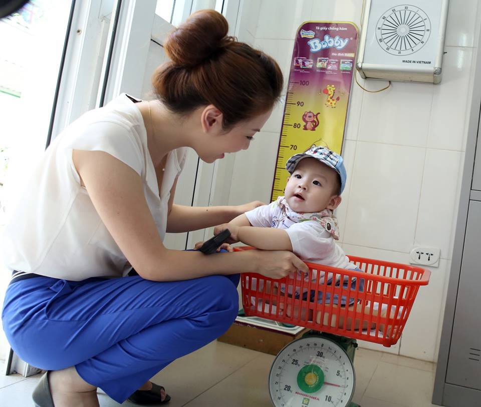 MC Đan Lê đưa con trai đi tiêm vaccine miễn phí - Ảnh 5