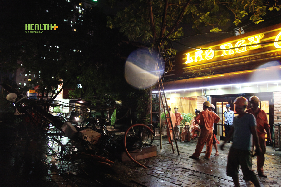 Hà Nội: Cây xanh, cột điện đổ ngổn ngang sau trận mưa dông dữ dội - Ảnh 16