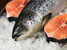 Cá hồi chứa đầy đủ các acid béo omega-3 và protein, vì vậy đây là loại thực phẩm được xếp hạng cao trong danh sách mua sắm thực phẩm tốt cho sức khỏe. Nó cũng là nguồn chứa selenium, niacin và vitamin B12 vô cùng dồi dào.