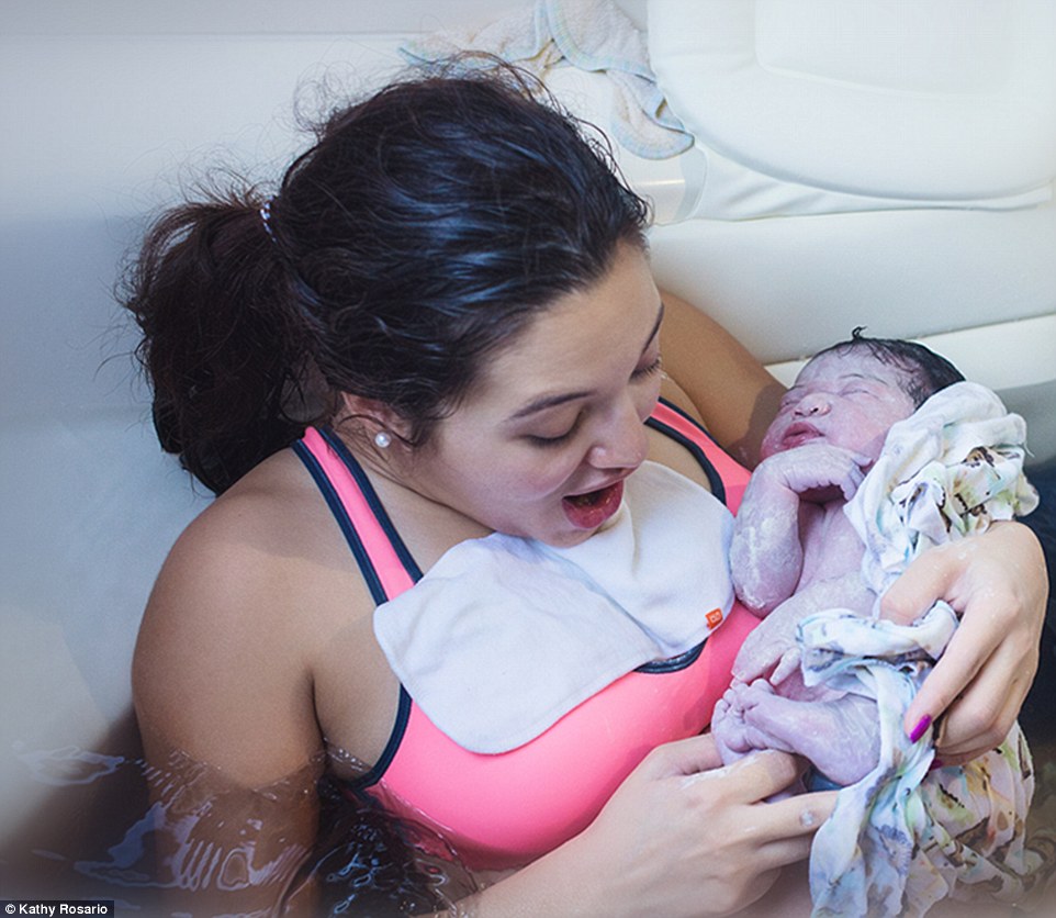 Những khoảnh khắc hạnh phúc của bà mẹ sinh con dưới nước - Ảnh 8