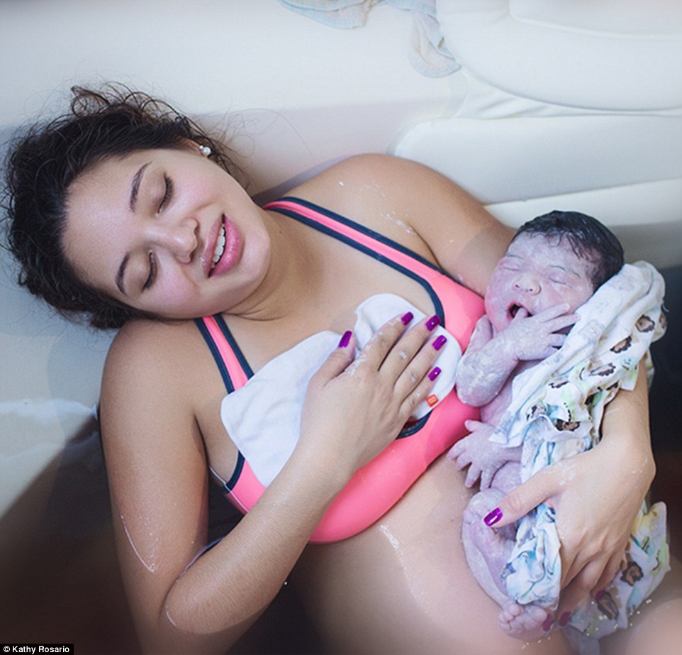 Những khoảnh khắc hạnh phúc của bà mẹ sinh con dưới nước - Ảnh 10