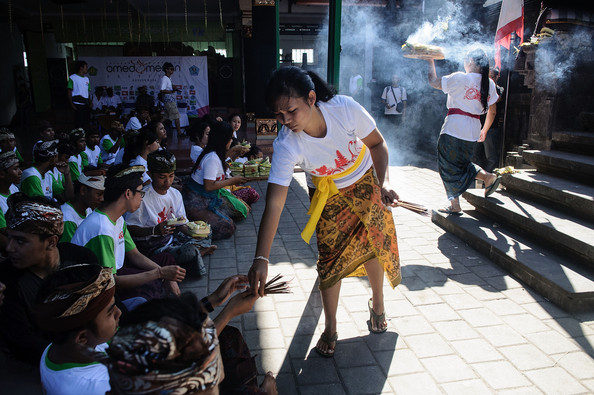 Ngày Hôn nhau Thế giới: Độc đáo Lễ hội Hôn ở Bali - Ảnh 2