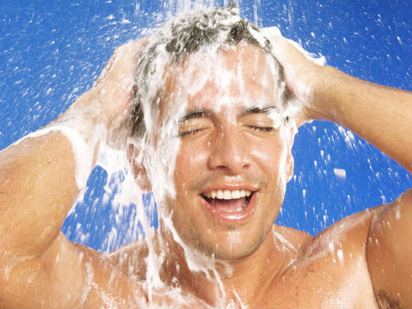 Tắm nước lạnh: Tắm hoặc ngâm mình trong nước nóng trong thời gian dài sẽ không tốt cho khả năng sinh sản của nam giới bởi tinh trùng không chịu được nhiệt độ cao.