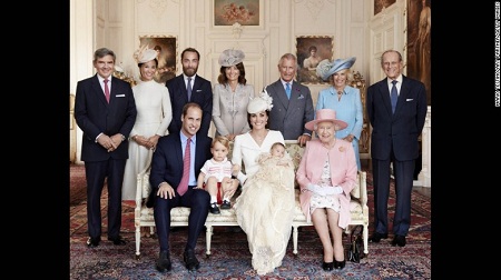 Nữ hoàng Anh và ba thế hệ hoàng gia tại Sandringham House, Norfolk. 