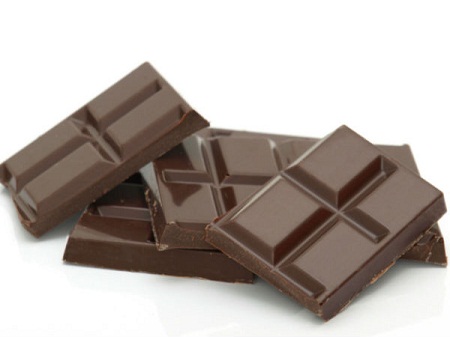 Chocolate cũng giàu sắt nhưng bạn nên ăn vừa phải vì nó rất giàu calorie. Ăn quá nhiều chocolate có thể khiến bạn thừa cân, béo phì