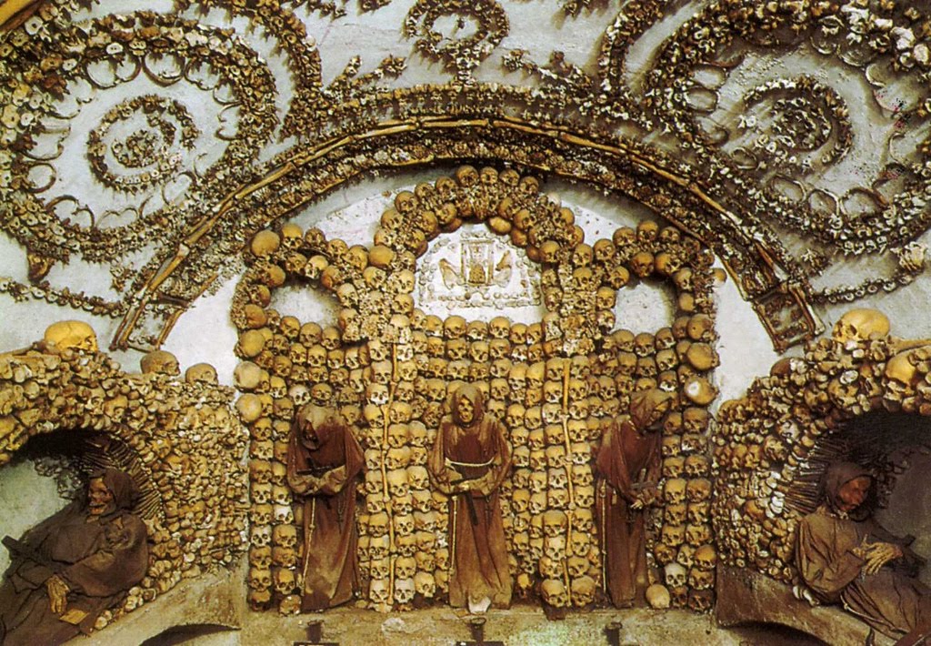 Rùng rợn nhà thờ dùng 70.000 bộ xương, sọ người để trang trí - Ảnh 5