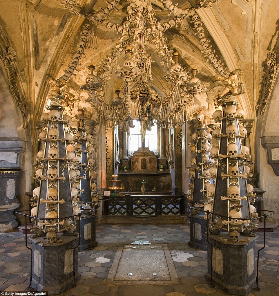 Rùng rợn nhà thờ dùng 70.000 bộ xương, sọ người để trang trí - Ảnh 3