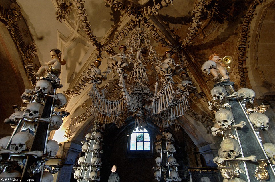 Rùng rợn nhà thờ dùng 70.000 bộ xương, sọ người để trang trí - Ảnh 4