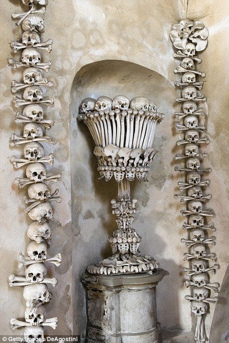 Rùng rợn nhà thờ dùng 70.000 bộ xương, sọ người để trang trí - Ảnh 11
