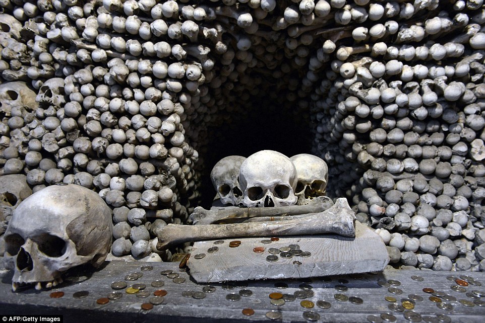 Rùng rợn nhà thờ dùng 70.000 bộ xương, sọ người để trang trí - Ảnh 13