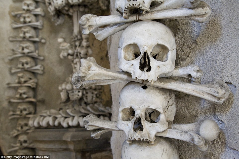 Rùng rợn nhà thờ dùng 70.000 bộ xương, sọ người để trang trí - Ảnh 12
