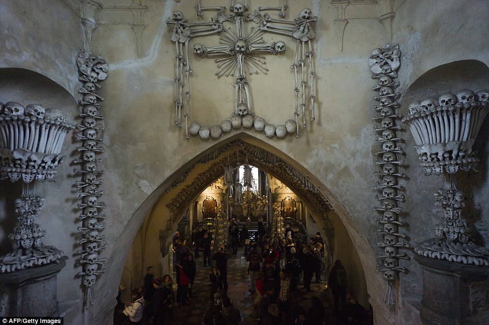 Rùng rợn nhà thờ dùng 70.000 bộ xương, sọ người để trang trí - Ảnh 8