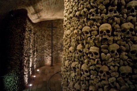 Rùng rợn nhà thờ dùng 70.000 bộ xương, sọ người để trang trí - Ảnh 9