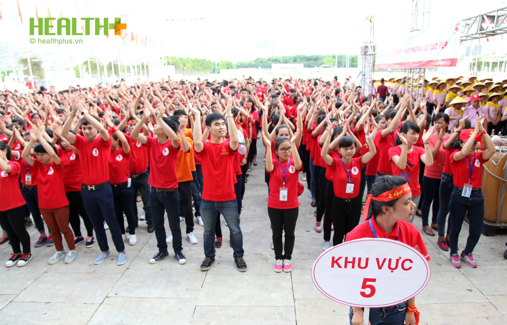 Tổng kết Hành trình đỏ 2015: 3.000 bạn trẻ xếp hình cánh chim hạc  - Ảnh 2