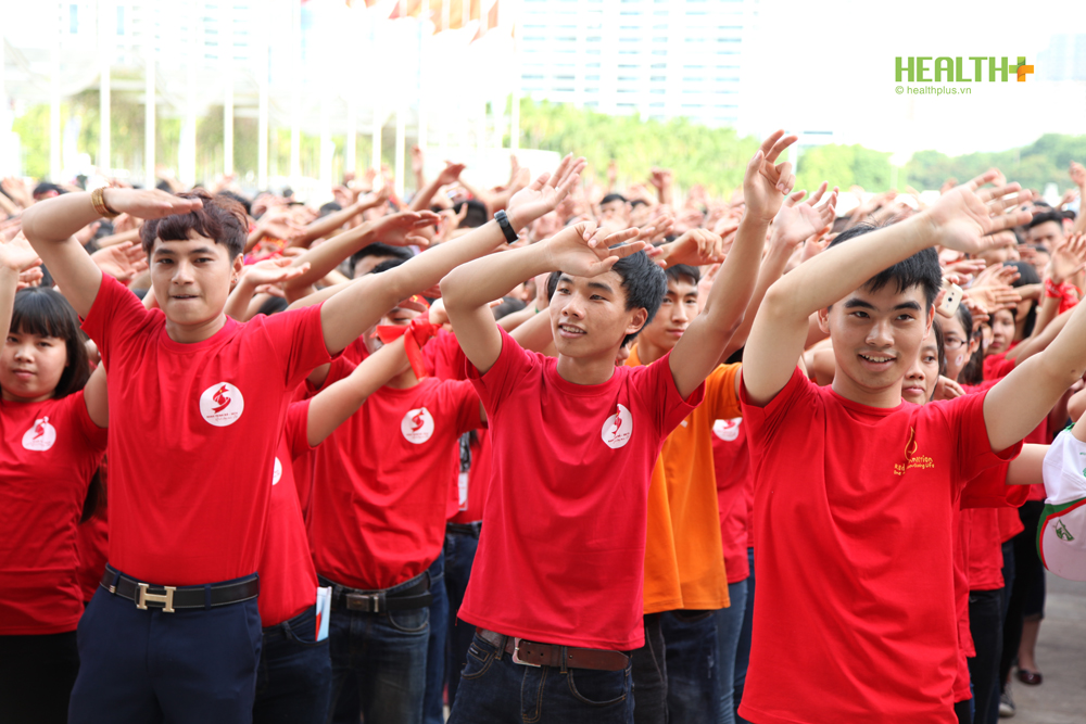 Tổng kết Hành trình đỏ 2015: 3.000 bạn trẻ xếp hình cánh chim hạc  - Ảnh 4