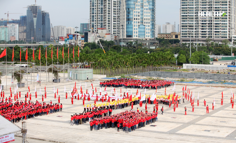 Tổng kết Hành trình đỏ 2015: 3.000 bạn trẻ xếp hình cánh chim hạc  - Ảnh 8