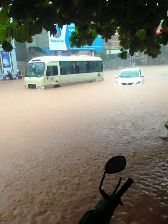 Chùm ảnh: Quảng Ninh chìm trong biển nước sau trận mưa lịch sử - Ảnh 17