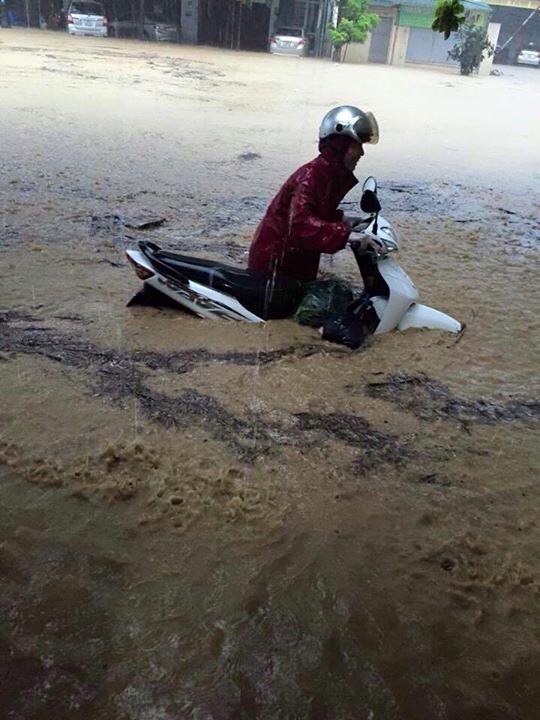 Chùm ảnh: Quảng Ninh chìm trong biển nước sau trận mưa lịch sử - Ảnh 8