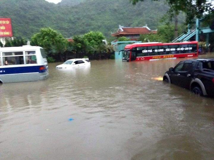 Chùm ảnh: Quảng Ninh chìm trong biển nước sau trận mưa lịch sử - Ảnh 18