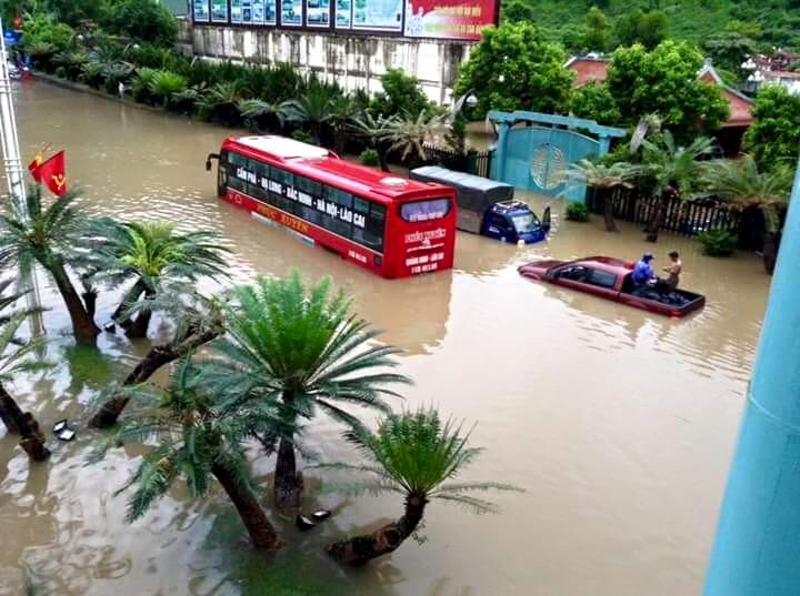 Chùm ảnh: Quảng Ninh chìm trong biển nước sau trận mưa lịch sử - Ảnh 2