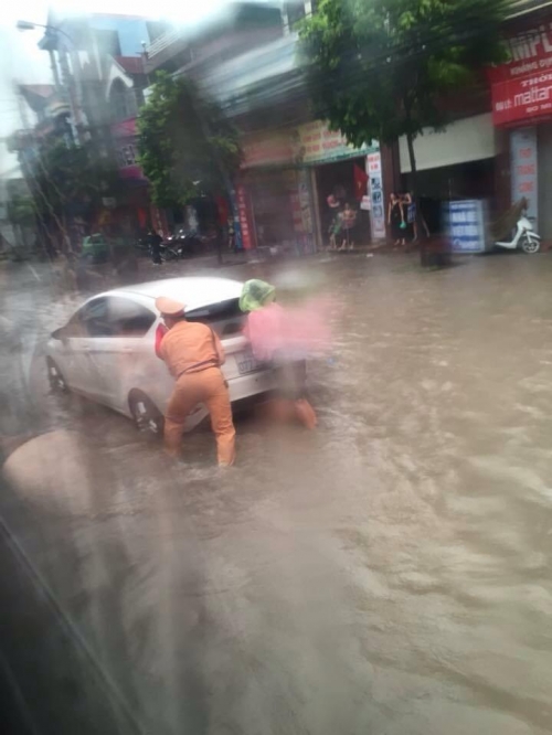 Chùm ảnh: Quảng Ninh chìm trong biển nước sau trận mưa lịch sử - Ảnh 16