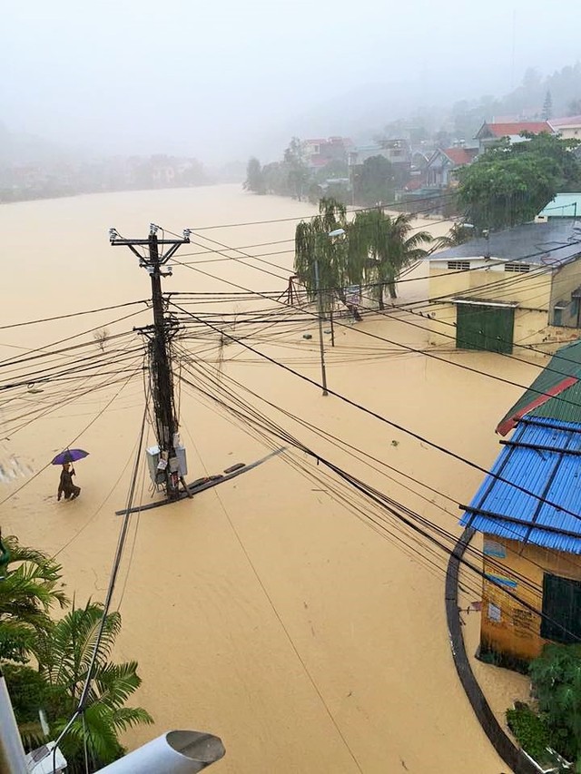 Chùm ảnh: Quảng Ninh chìm trong biển nước sau trận mưa lịch sử - Ảnh 10