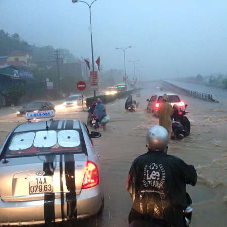 Chùm ảnh: Quảng Ninh chìm trong biển nước sau trận mưa lịch sử - Ảnh 12