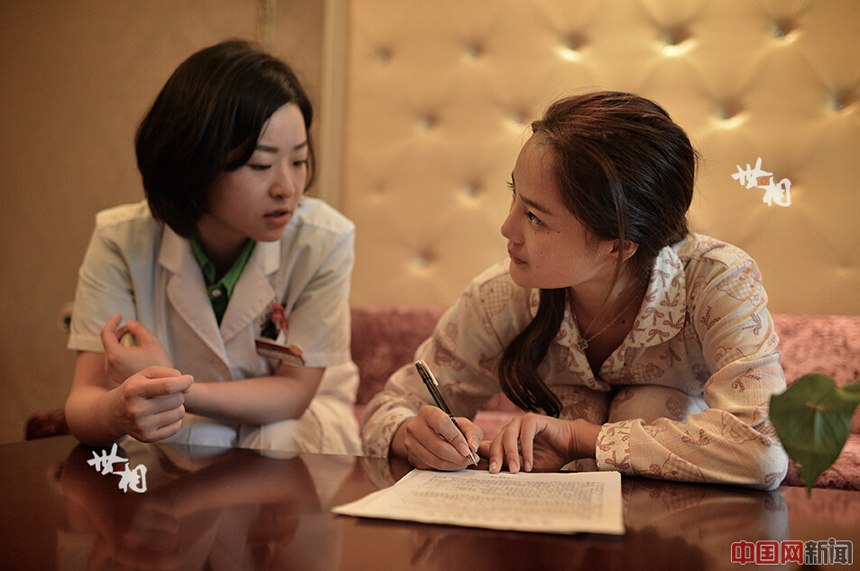 Wang Qui nghe tư vấn và ký tên vào giấy sẽ chịu mọi trách nhiệm phát sinh sau ca phẫu thuật